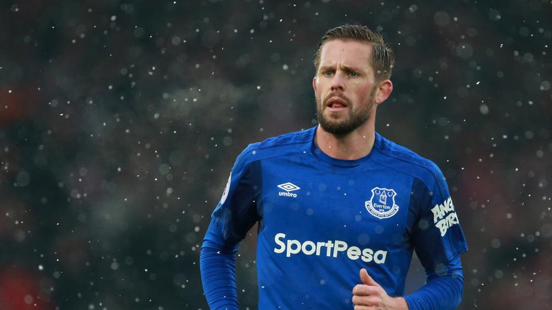 比赛中球队表现抢眼，赢得广大支持，面对这么多的困难,球队怎么能赢得比赛呢_